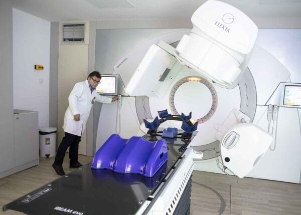 An image showinga doctor with a radiation machine