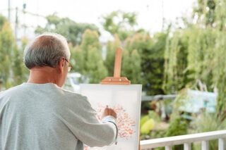 A mesothelioma patient painting as a way to help relieve anxiety about his diagnosis.